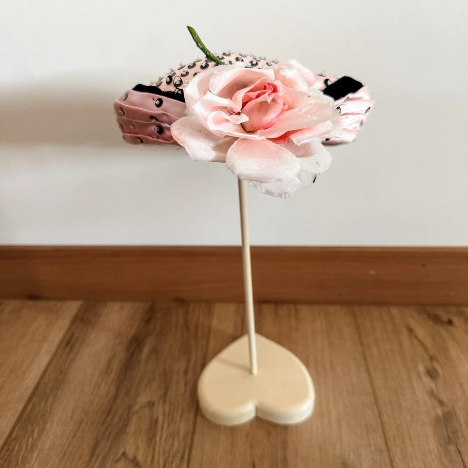 Винтажная женская шляпа-таблетка 50-х с атласными розовыми черными блестками с бисером и цветочным рисунком  - Изображение 4 из 4