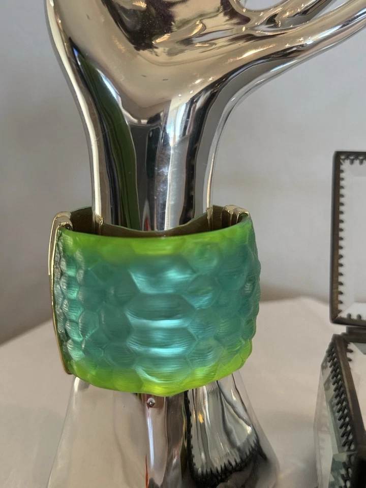 Auténtico conjunto de brazalete y pendientes Alexis Bittar verde ombre y superposición de oro de 18 quilates Foto 3 de 4