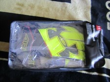 BNWT Under Armour Goalkeeper Soccer Gloves Size 8