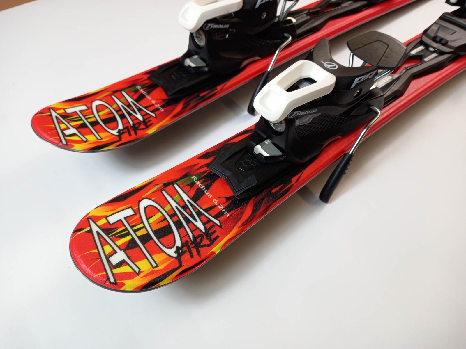 BUZZ ATOM Fire 99 cm Skis inc Release Binding mini ski blades