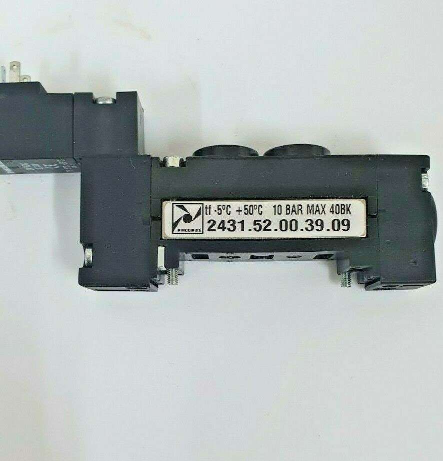 Pneumax 5/3 Valve, 1/8" BSP Port - 3 Position Spring Return With Manual Lever
