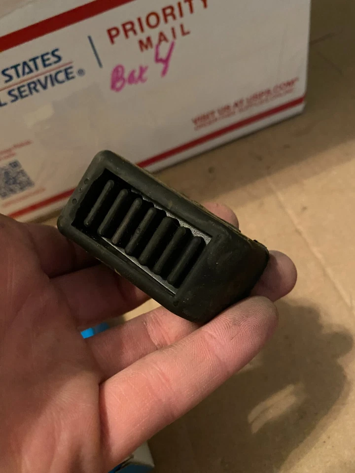 (1) Ford LTD Crown Victoria 1986 NOS? Isolador condensador de ar condicionado A/C - Imagem 3 de 4