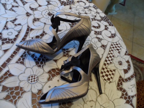 Gucci Gray Silk Satin/Leather Trim Front Bow Heeled Pumps Size 38B - Picture 13 of 24