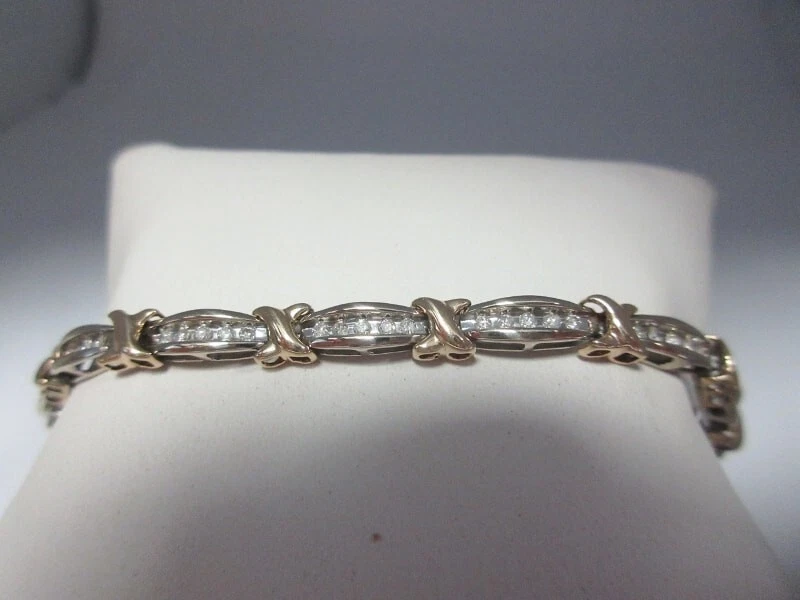 Bonita pulsera de tenis moissanita corte redondo de 2 quilates 7" en chapada en oro bicolor de 14 quilates Foto 2 de 4