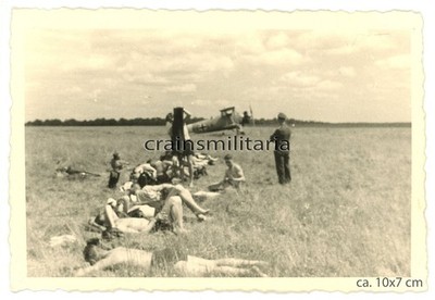 Orig. Foto Piloten mit Flugzeug an Flugplatz SCHRODA Sroda b. Posen Polen 1941