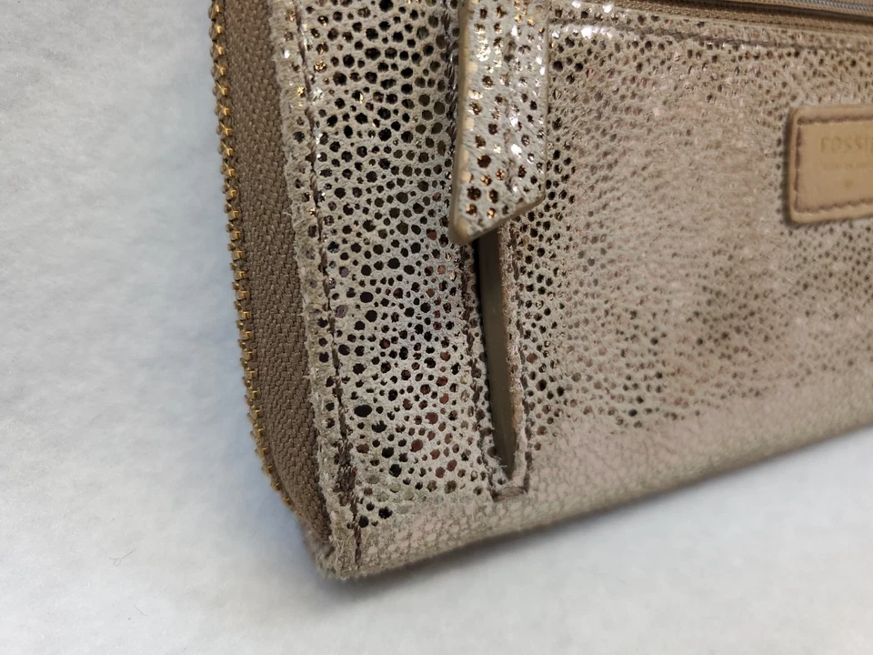 Cartera organizadora metálica grande de gamuza fósil beige y dorada moteada con cremallera larga de colección Foto 3 de 4