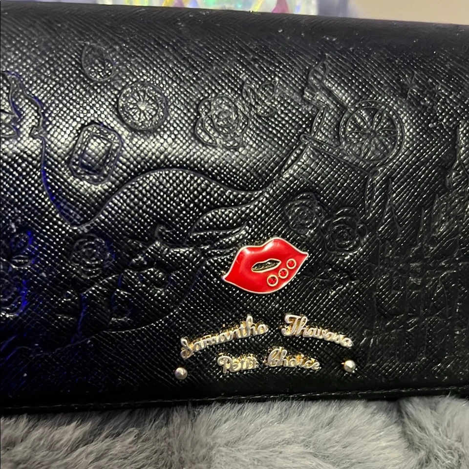 Cartera de cuero negra Samantha Thavasa de la Bella Durmiente de Disney usada en excelente estado venta al por menor $329 Foto 2 de 4