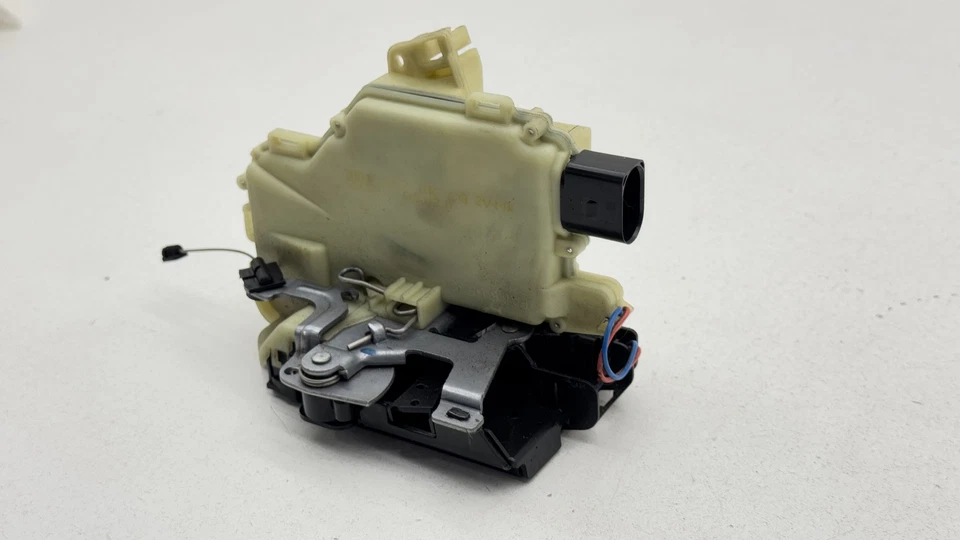 Atuador de trava de porta dianteira direita 2003 - 2014 VW fabricante de equipamento original #3B1837016CG - Imagem 2 de 4