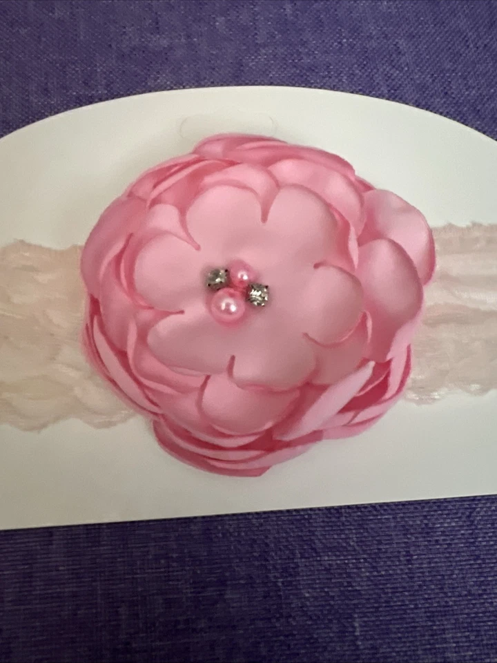 Lindo! Diadema de encaje blanca y rosa para bebé niña moño de pelo con pedrería de perlas. Foto 2 de 3