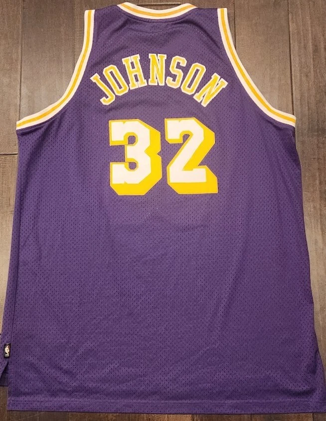Camiseta Magic Johnson 1979-80 Los Angeles Lakers Hardwood Classics Reebok 2XL Foto 2 de 4