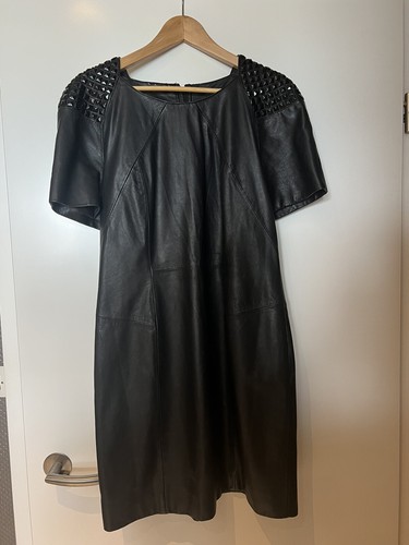 Lederkleid schwarz Rock gebraucht knielang - mit schwarzen Nägeln verziert (Schultern)