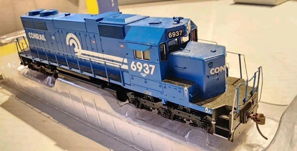 Athearn HO Scale SD38 Diesel Conrail #6937 - Image 2 of 4