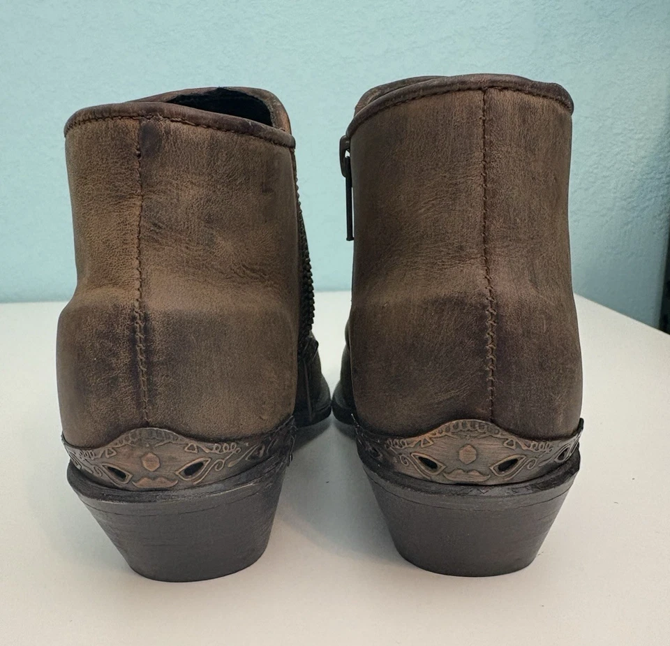 Botas occidentales al tobillo para mujer 6,5 M marrón gamuza botines tacón bloque detalles de metal Foto 3 de 4
