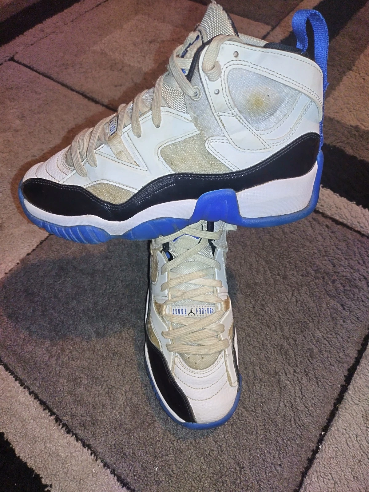 Jordan 2 scarpe da ginnastica bambino taglia 4 uk in buone condizioni