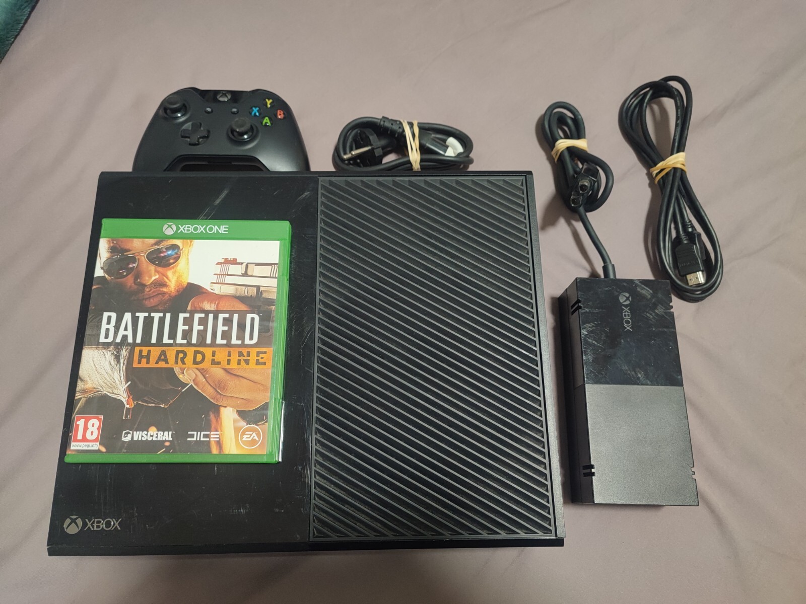 Console Microsoft Xbox One 500 Go + 1 Manette Officielle et un jeu