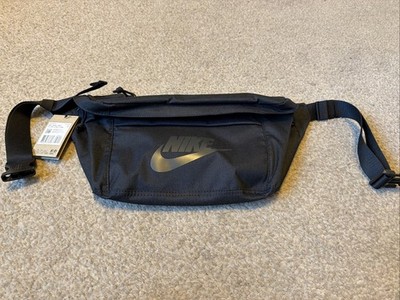 Nike Tech schwarz Hüfttasche Bauchtasche Crossbody Reisetasche BA5751-010 neu mit Etikett