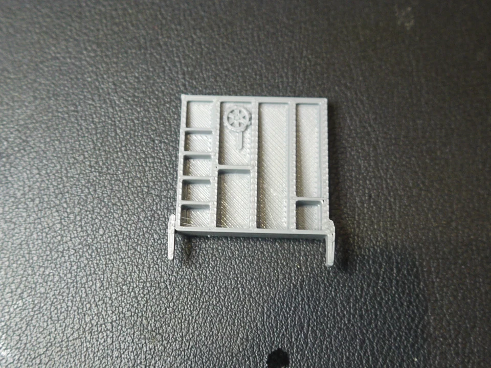 R.235 TRIANG GREY PULP WOOD CAR UPRIGHT END SECTION REPRODUCTION 3DPD - Image 2 of 4