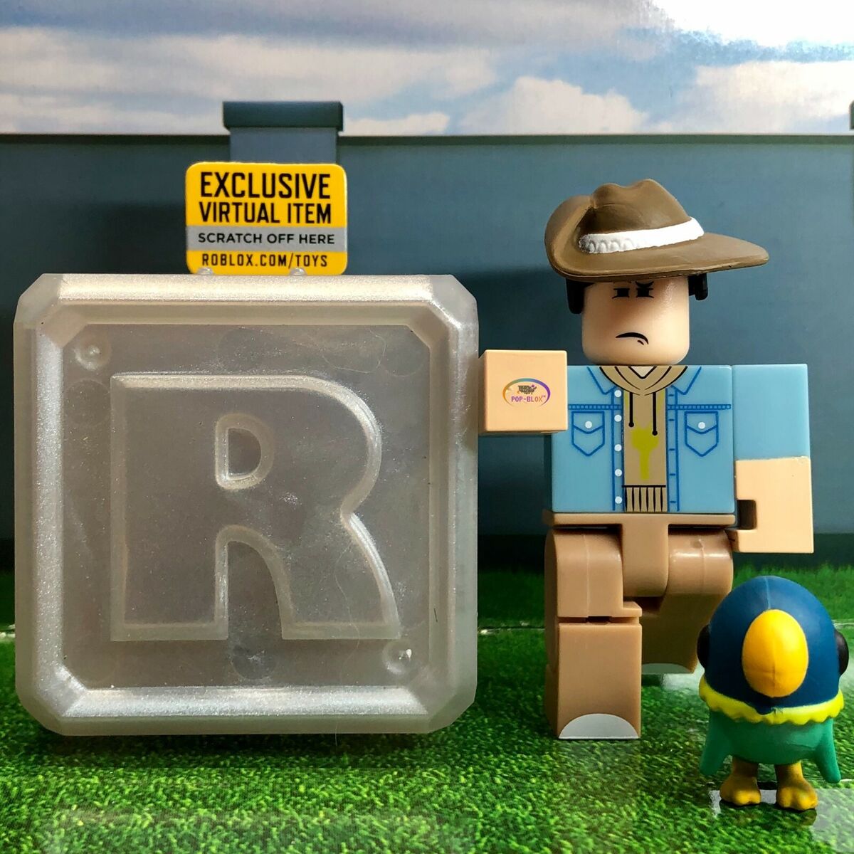 Roblox Celebrity Series 6 Unboxing Simulator with box and code 191726019084