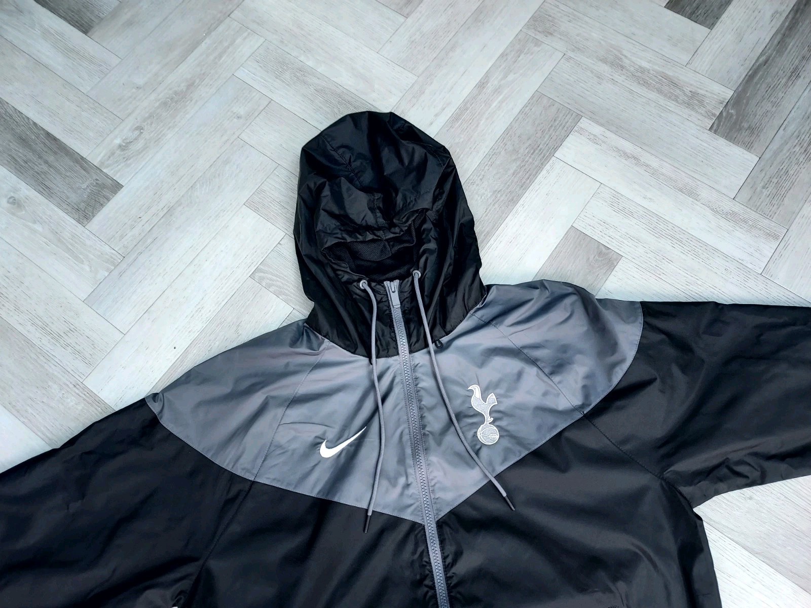 SACAI X NIKE TOTTENHAM HOTSPUR SPURS NIKE WINDRUNNER CAPPUCCIO GIACCA SMALL UOMO NO SHIRT