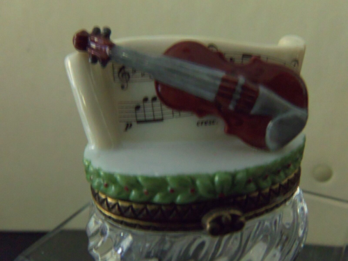 HINGED PORCELAIN BOX "PORCELAIN VIOLIN w/MUSICAL NOTE"BY MIDWEST OF CANNON FALLS - Afbeelding 1 van 5