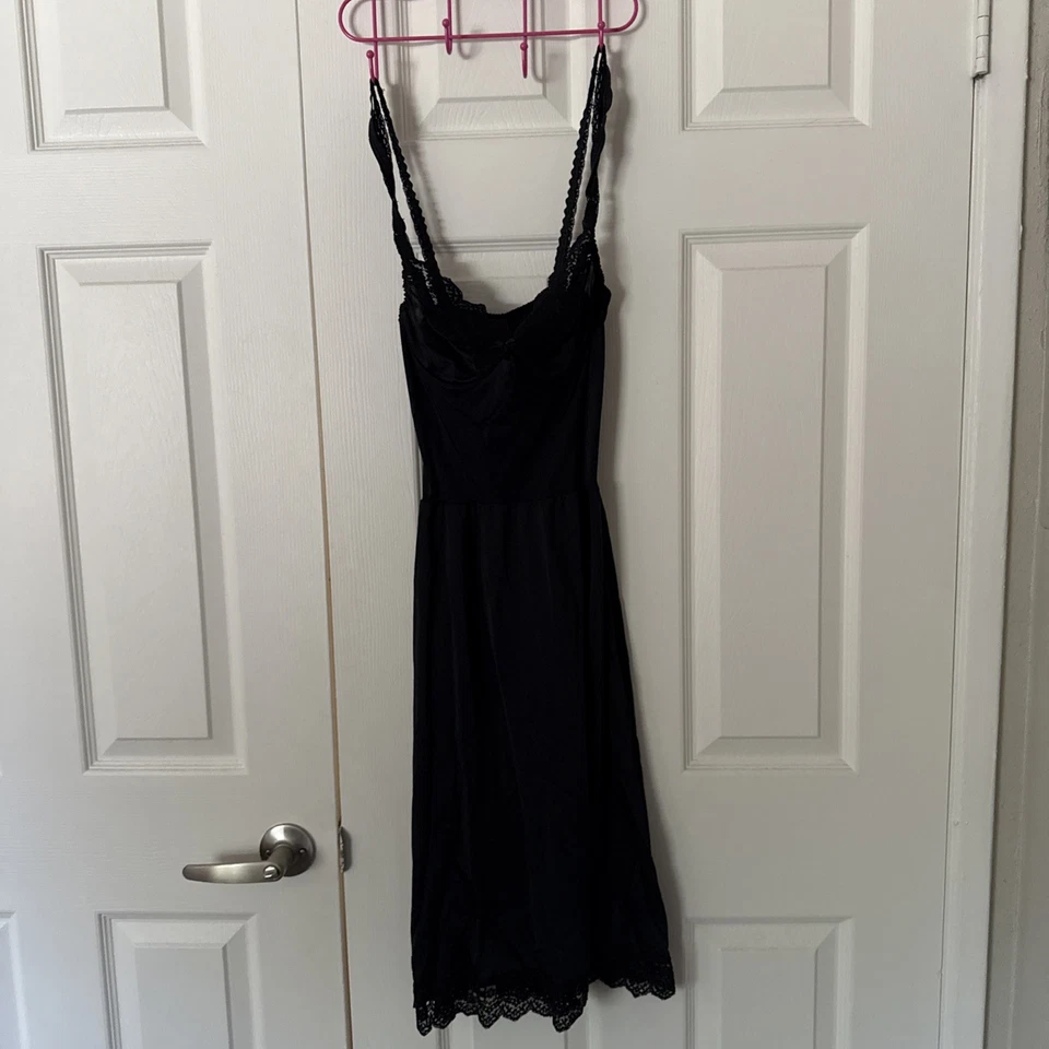 Olga Gown Nightgown Black Color with built in bra Size 36B Vintage — 第 2/4 张图片