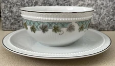 Mikasa Courtney Gravy Boat With Attached Underplate Vintage (round)