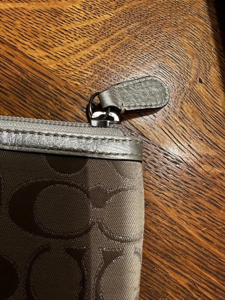 Funda de Transporte Coach Signature C iPad en Beige/Dorado con Cuero Dorado Foto 3 de 4