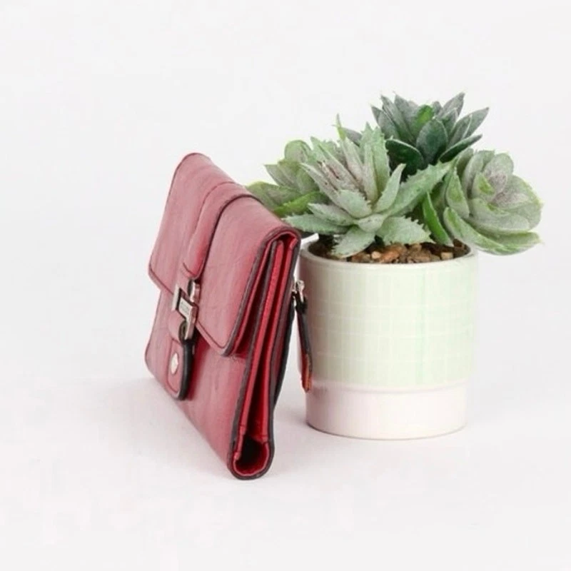 Cartera triple de cuero rojo cereza Guess Y2K Foto 3 de 4