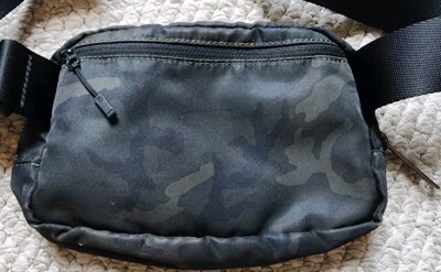 OG Lululemon Everywhere Belt Bag 1L Woodland Camo Gator Green Dark Olive / Black OG Lululemon Everywhere Belt Bag 1L Woodland Camo Gator  main image 2