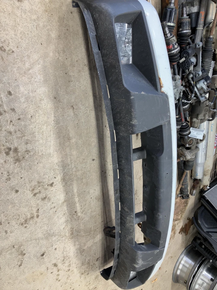 12 CHEVY COLORADO Front Bumper White - Imagem 4 de 4