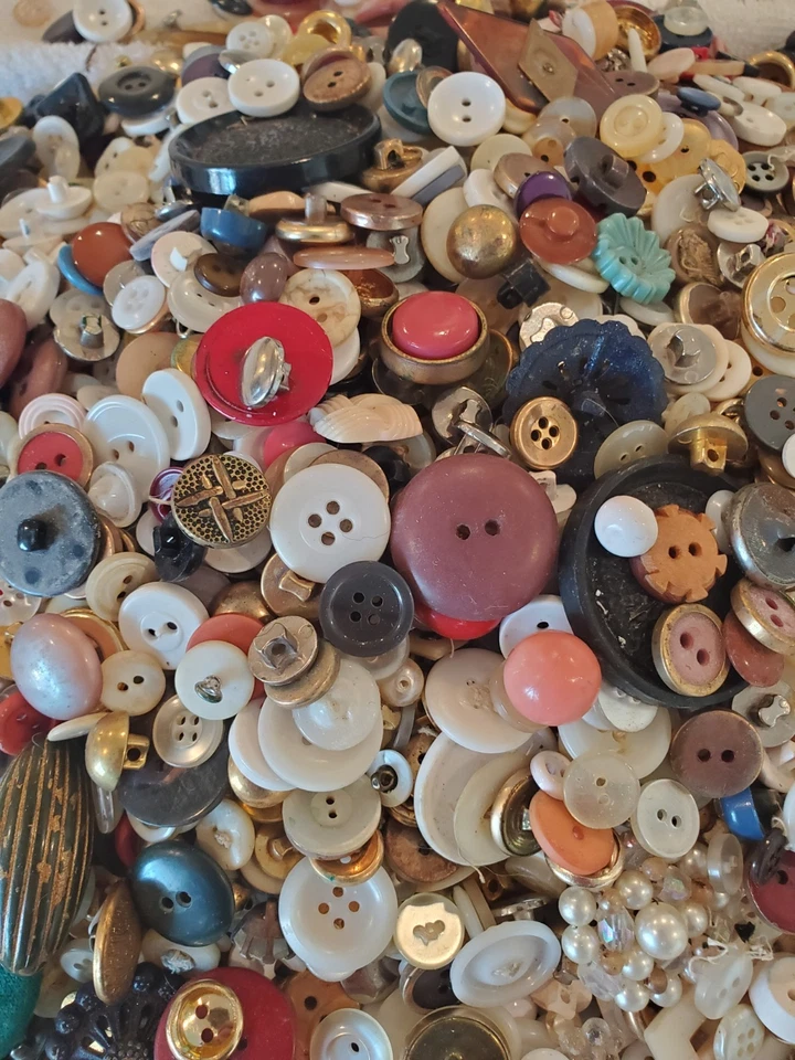 Vintage Buttons Huge Mixed Lot Over 2.5 lbs 100s Metal Plastic Wood Estate - Image 3 of 4
