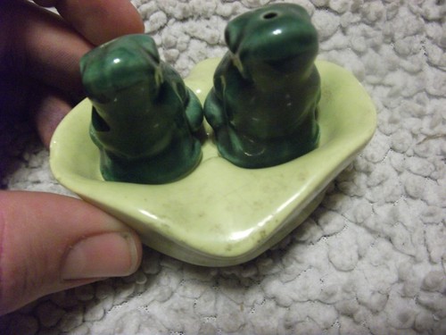 VINTAGE FROGS SALT & PEPPER SHAKERS & LEAF TRAY Set of three - Picture 6 of 8