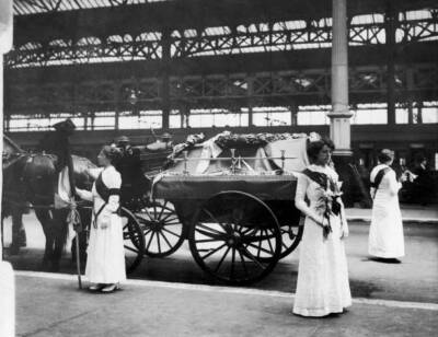 Mrs Yates & Mary Lee guard coffin English suffragette Emily Daviso - 1913 Photo