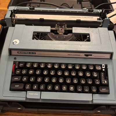 Vintage Smith-Corona Electra C/T Correction/Typewriter blue with case Working