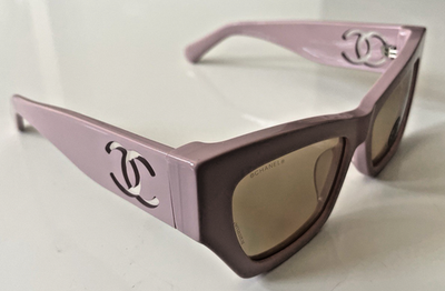 Chanel CH 5527 Powder Pink Cat Eye Sunglasses CC Logo New Italy