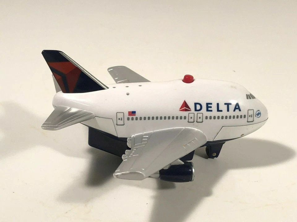 Realtoy Delta Airlines Pullback Takeoff Plane with Lights and Sounds Skyteam Jet - Image 3 of 4
