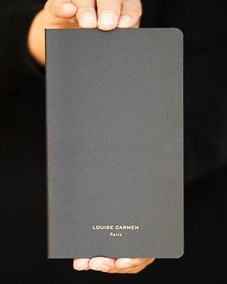 Louise Carmen komplett schwarzes Papier Notizbuch und weißer Gelstift 64 Seiten Büro
