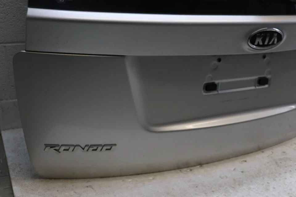 Conjunto de puerta levadiza maletero trasero Kia Rondo 2007-2012 usado OEM 737001D050 Foto 3 de 4
