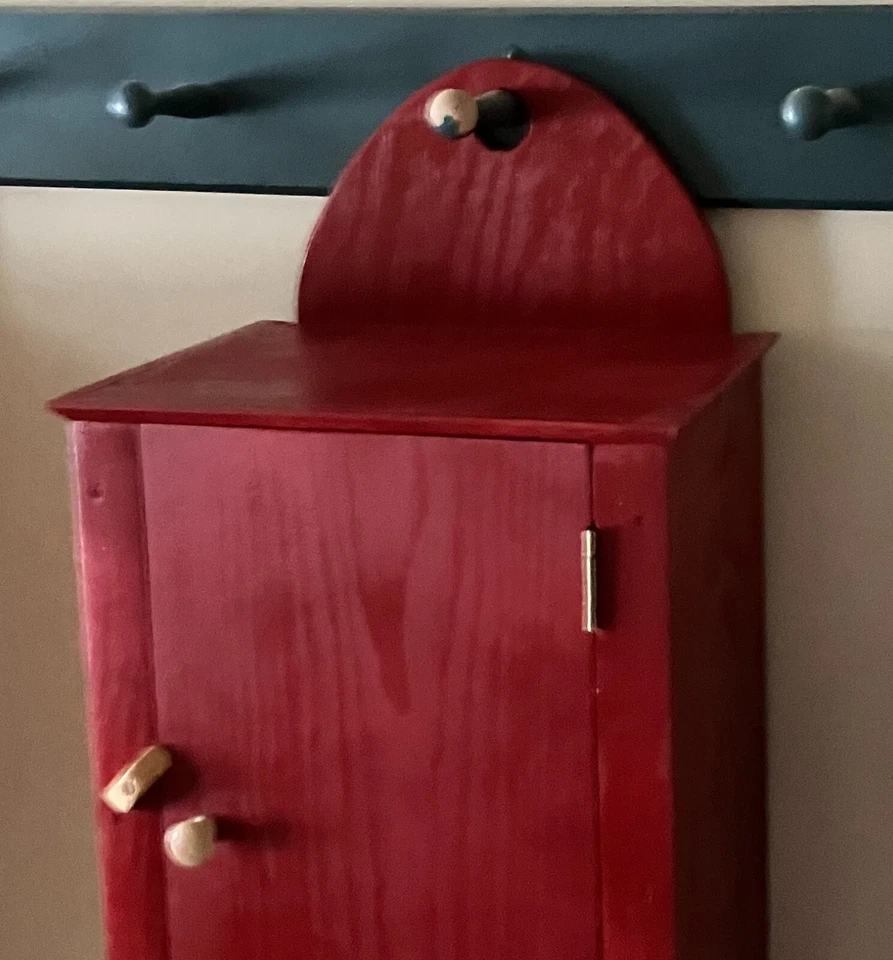 Armario colgante clásico estilo coctelera hecho a mano de pino, armario Foto 3 de 4