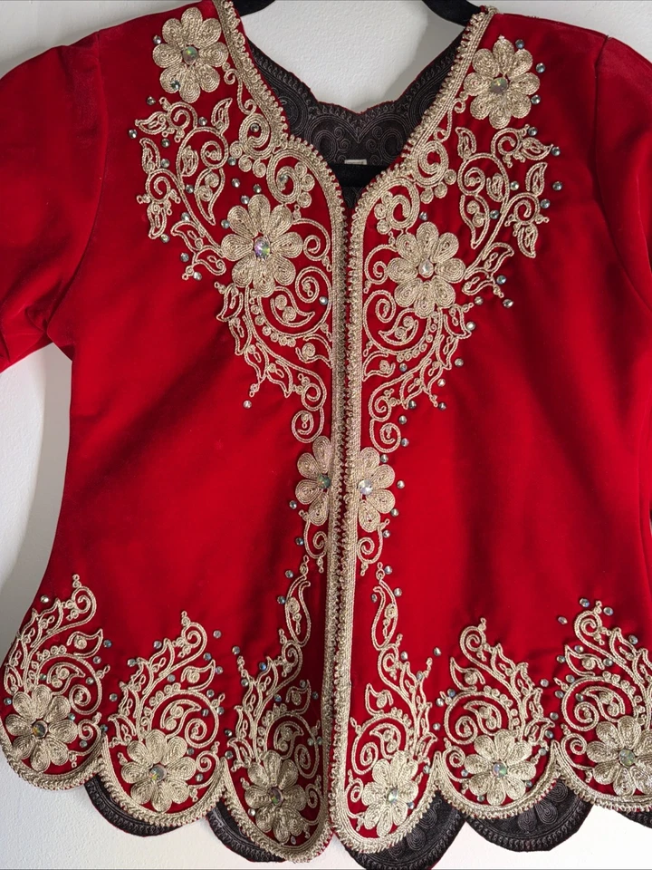 Chaqueta Karakou Niños’s Niña’s Terciopelo Rojo Dorado Bordada COMO ESTÁ Sin Forro L Foto 2 de 4