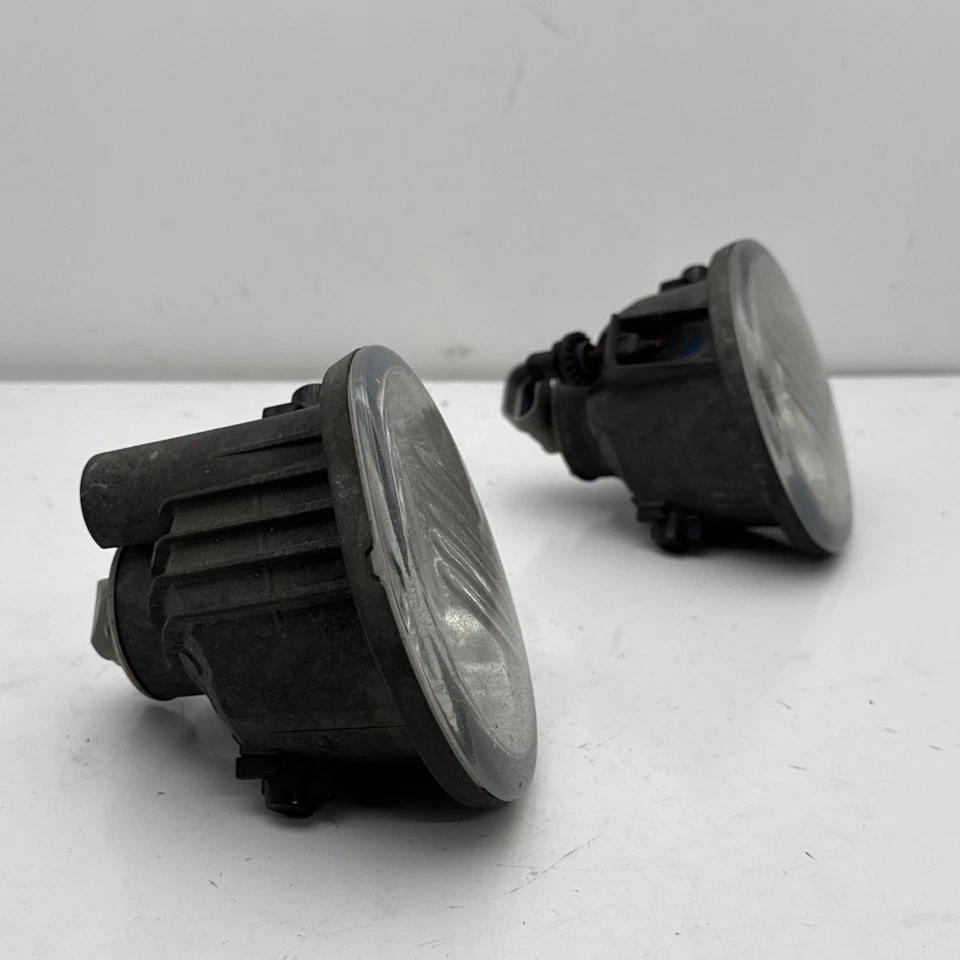 03-08 PONTIAC VIBE LEFT&RIGHT Side Fog-Driving Bumper Mounted Light Pair - Image 4 of 4