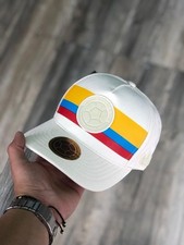 Gorra Abanico Fútbol Colombia Beige con Emblema Fútbol