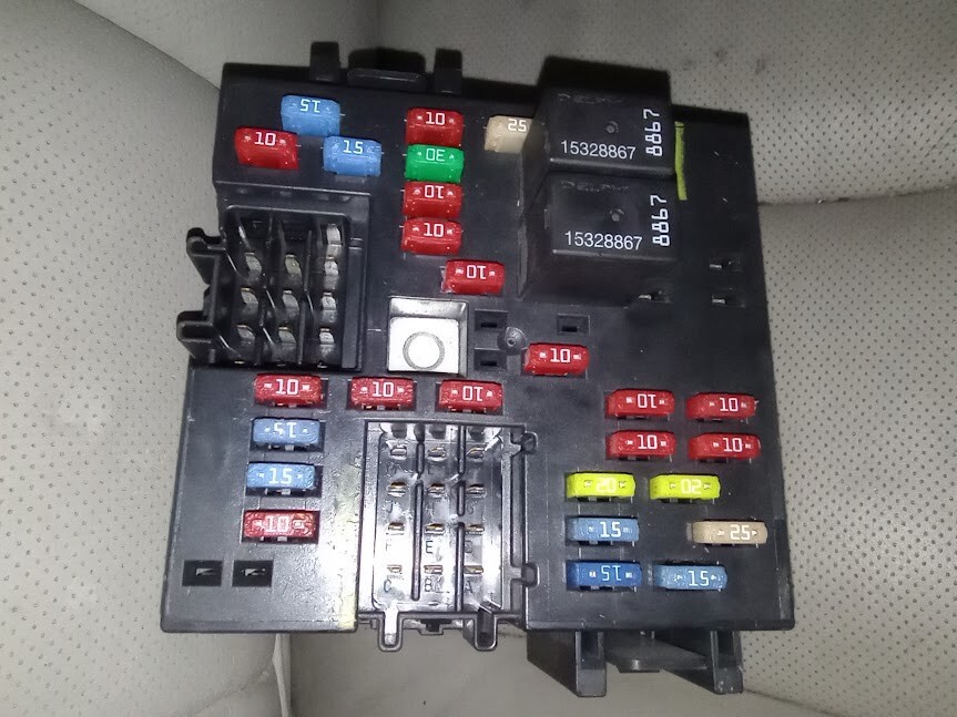 2002 2003 2004 2005 2006 Cadillac Escalade Fuse Box Relay Module 10383306  y17