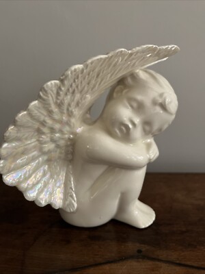 Cherub Engel Baby Figur Keramik sitzend schlafend - 14,5 cm hoch - glänzende Flügel