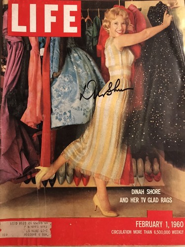 MUSIC LEGEND DINAH SHORE SIGNED 1960 LIFE MAGAZINE BLUES IN NIGHT BUTTONS BOWS
