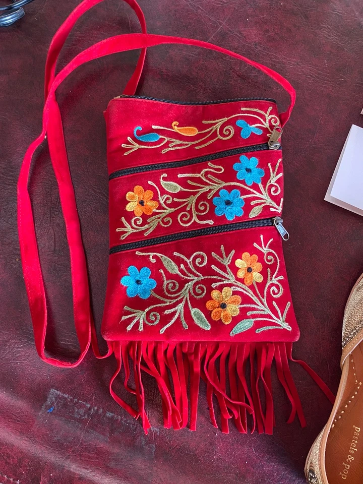Bolso Cartera India Rojo Gamuza Floral Bordado Flecos Hecho a Mano Nuevo Foto 3 de 4