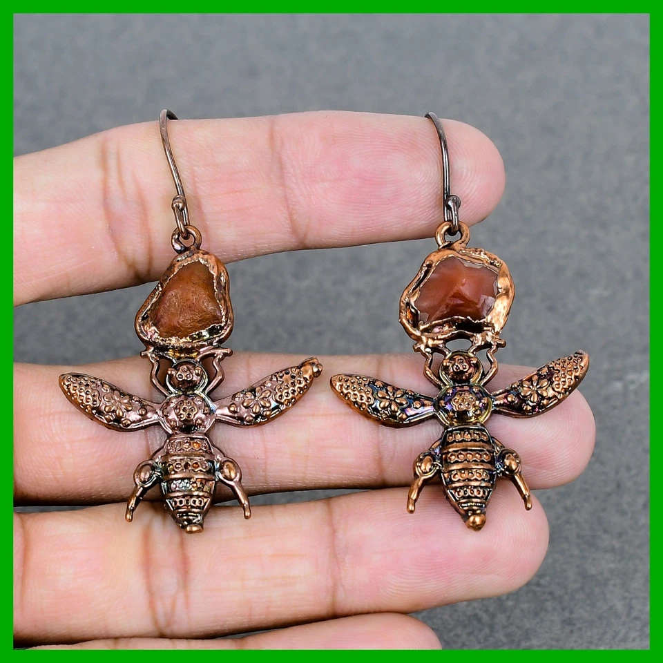 Pendientes de gancho de abeja electroformados y piedras preciosas ásperas de cornalina de cobre Foto 2 de 4