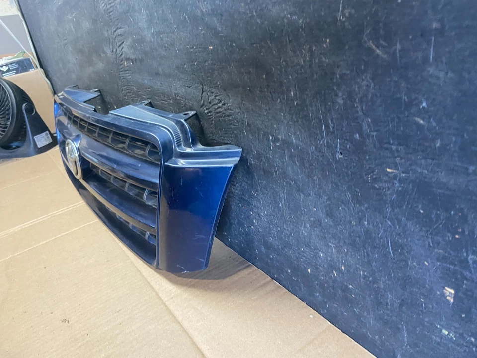 2001 to 2003 Toyota Highlander Front Upper Grille Grill With Emblem OEM R7249 DG - Image 2 of 4