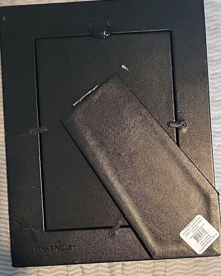 ¡Nuevo! Marco cortado por láser VERA BRADLEY ¡Se adapta a imágenes de 4 X 6 en geométrico de medianoche! Foto 2 de 3