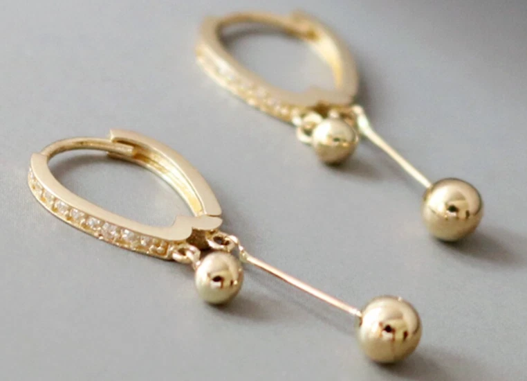 Pendientes colgantes colgantes de diamantes creados en laboratorio de 1,40 quilates de corte redondo enchapados en oro amarillo de 14 quilates Foto 4 de 4